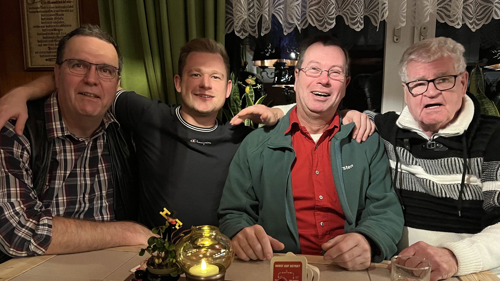 Die Adjutanten Norbert Ranft (von links), Till Wedel, Thorsten von Boden und Schützenkönig Alfred Leye vom Schützenverein Neugraben-Scheideholz. | Foto: Frank Schwarz