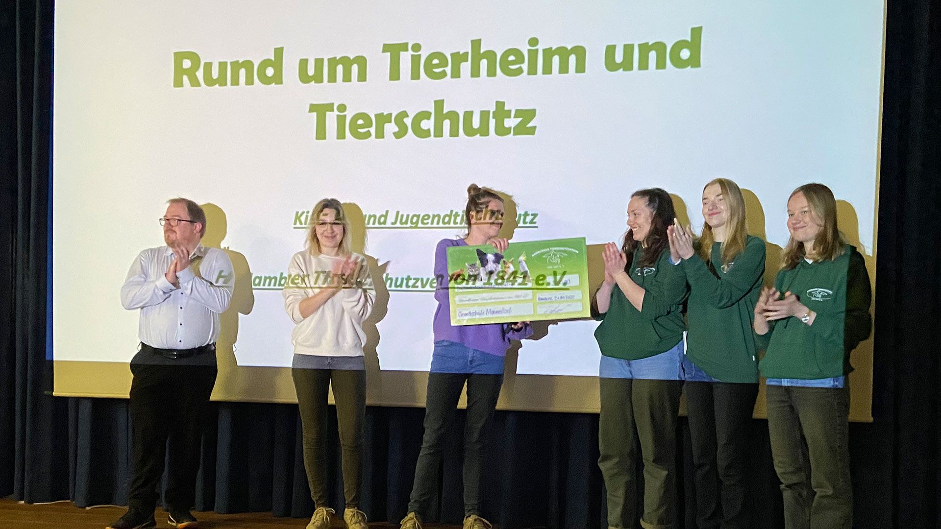 Mitarbeiter des Tierschutzvereins Hamburg bedankten sich bei den Kindern und Lehrkräften der Schule Marmstorf für die "erlaufene" Spende. | Foto: ein