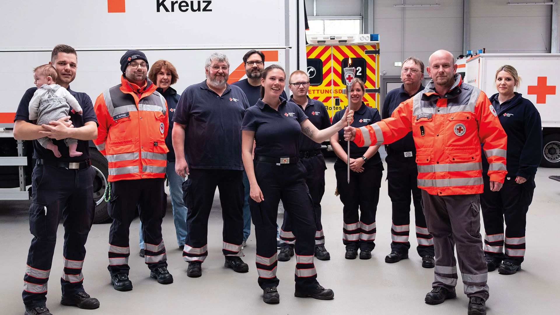 Die DRK-Bereitschaft nahm die Fackel von einem Überbringer aus Walsrode entgegen. Foto: DRK-Kreisverband Harburg-Land