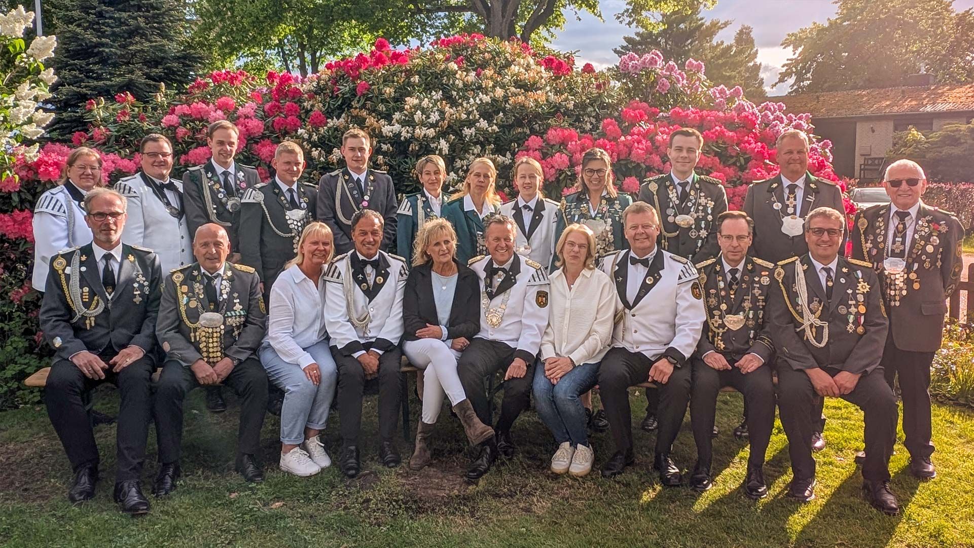 Elstorfs Schützenkönig Michael Mojen, seine Frau und Adjutanten sowie alle Elstorfer Würdenträger freuen sich auf das kommende Schützenfest. Foto. Niels Kreller