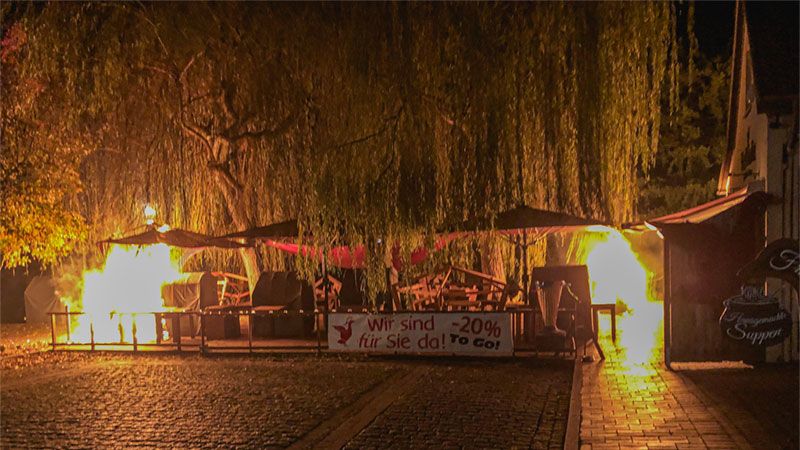 Der erste Brand waren die Strandkörbe in diesem Café in der Straße "Am Geesttor". | Foto: Polizei