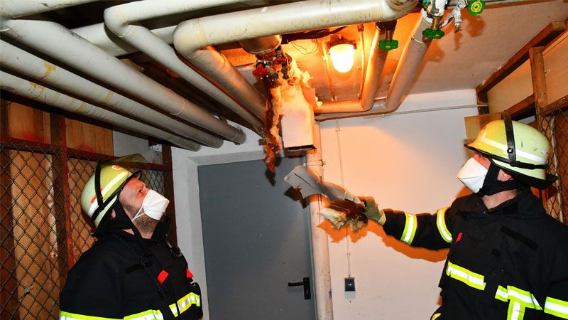 Bis in den Keller hinab lief das Wasser. | Foto: HamburgNews
