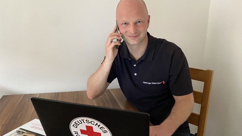 Vernetzen, Informationen weitergeben, beraten: Sascha Thon, Projektleiter DRK-Willkommensbüro Süderelbe, ist seit Beginn des Ukraine-Konflikts eine der Schnittstellen zwischen Initiativen und Privatpersonen. | Foto: DRK Harburg