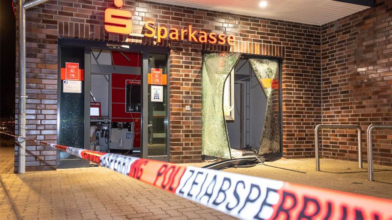 In der Nacht sprengten mehrere Täterden Geldautomaten der Sparkasse in Ramelsloh (Seevetal). | Foto: JOTO