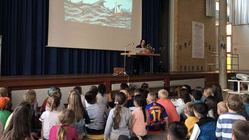 Die Kinderbuchautorin Nini Alaska bei ihrer Leseung "Haiferien" in der Marmstorfer Schulaula. | Foto: ein