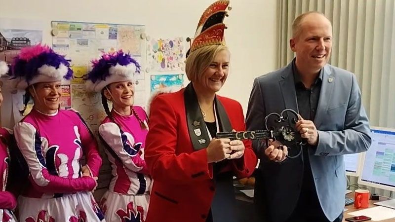 Rathaus-Erstürmung beim Neu Wulmstorfer Bürgermeister Tobias Handtke: Die Aktiven des Carneval-Clubs Süderelbe nahmen ihm die Schlüssel ab. | Foto: CCS