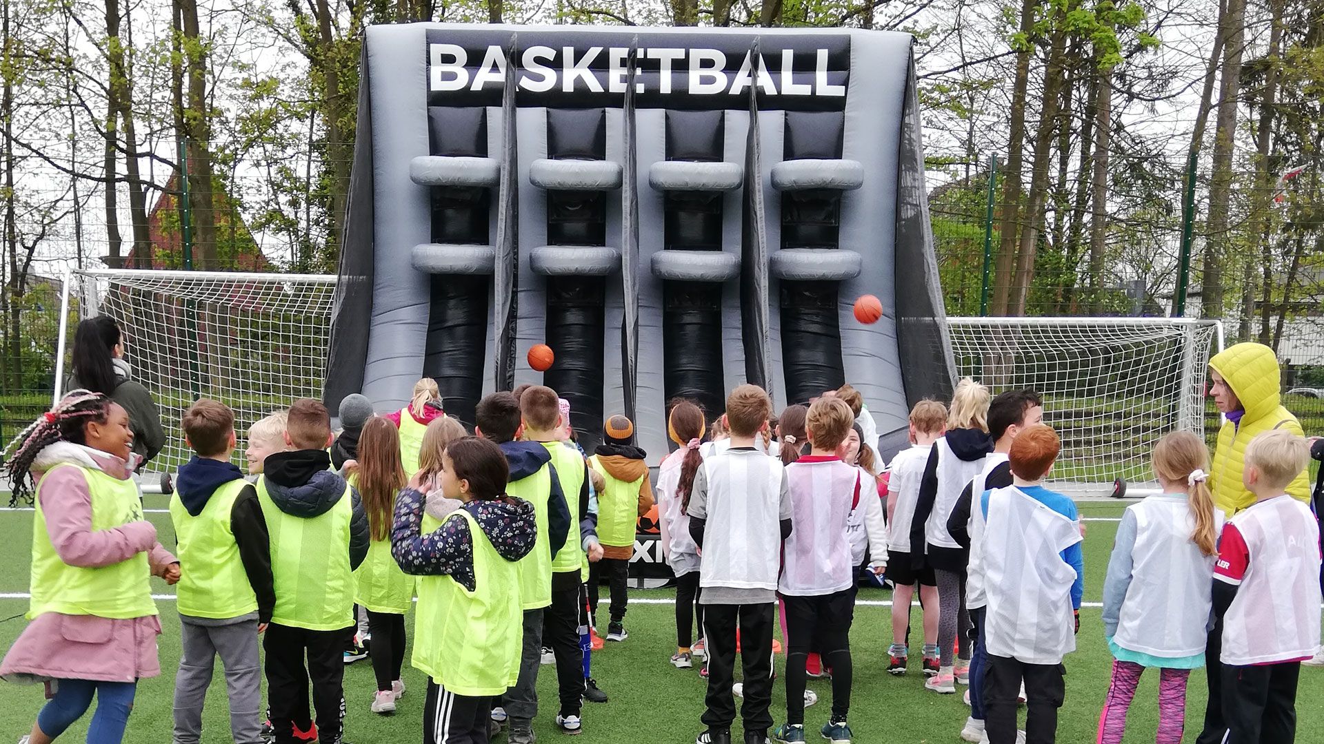 Einen besonderen Start in den Mai hatten die Kids der Schule Marmstorf. | Foto: ein
