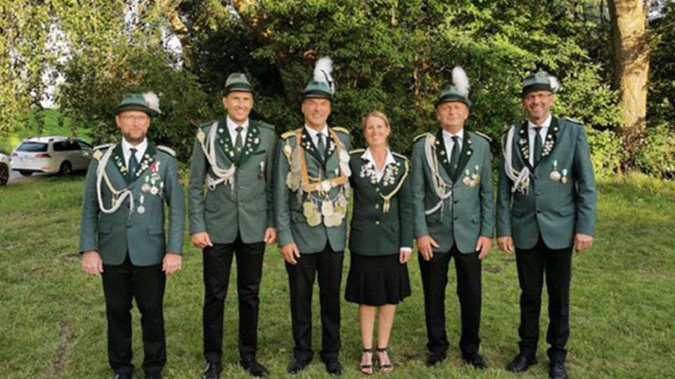 Die Majestäten mit ihren Adjutanten/Adjutantinnen des SV Moorwerder: Sven Philipp, Torben Bergert, König Hans Jürgen Heucke, Anja Heucke, Jörn-Dieter Buhr und Kay Bergert. | Foto: SV Moorwerder