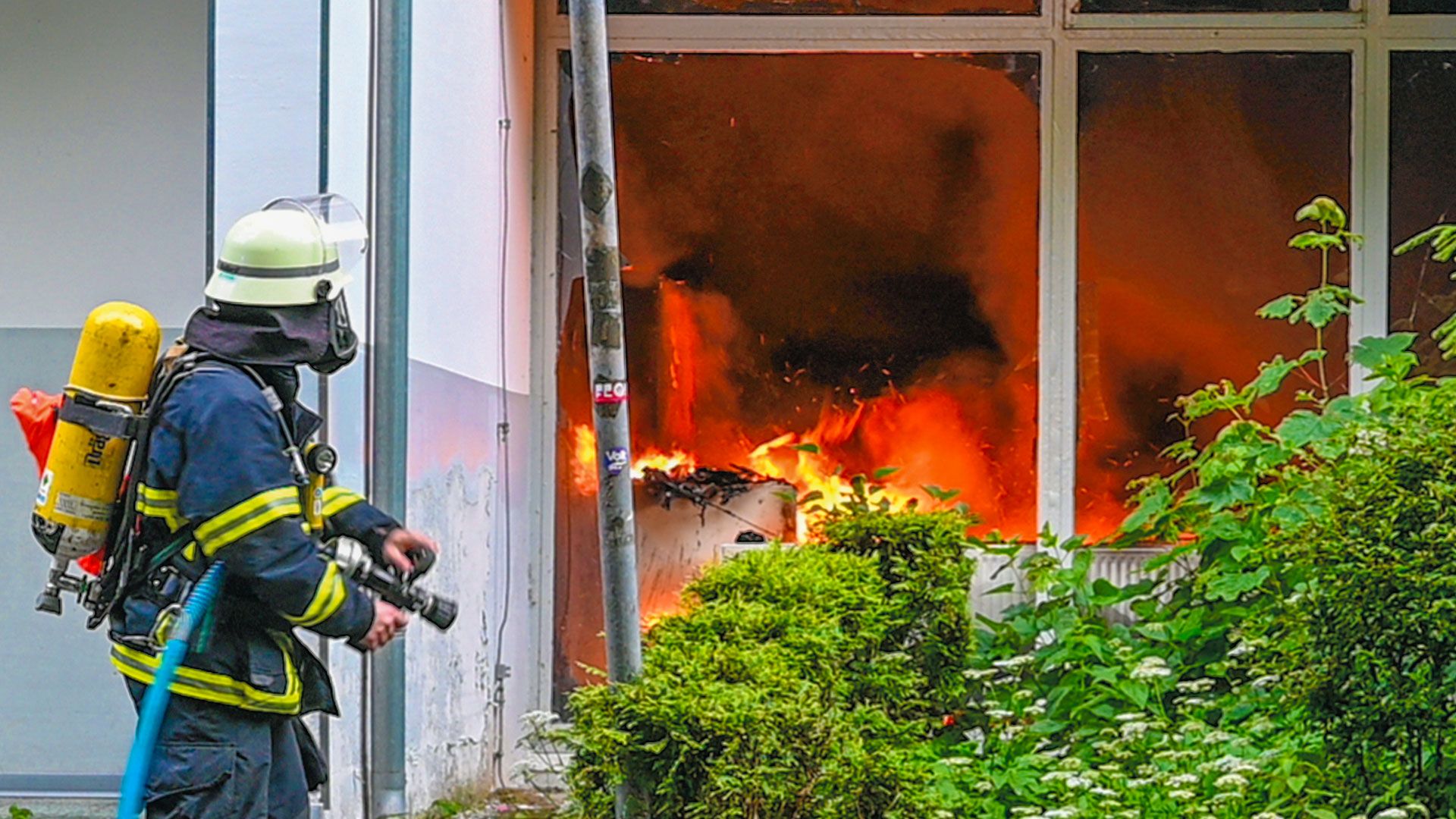 In einem Hochaus in Wilstorf brannte Unrat in einem Raum im Treppenhaus. Foto: Lenthe-Medien