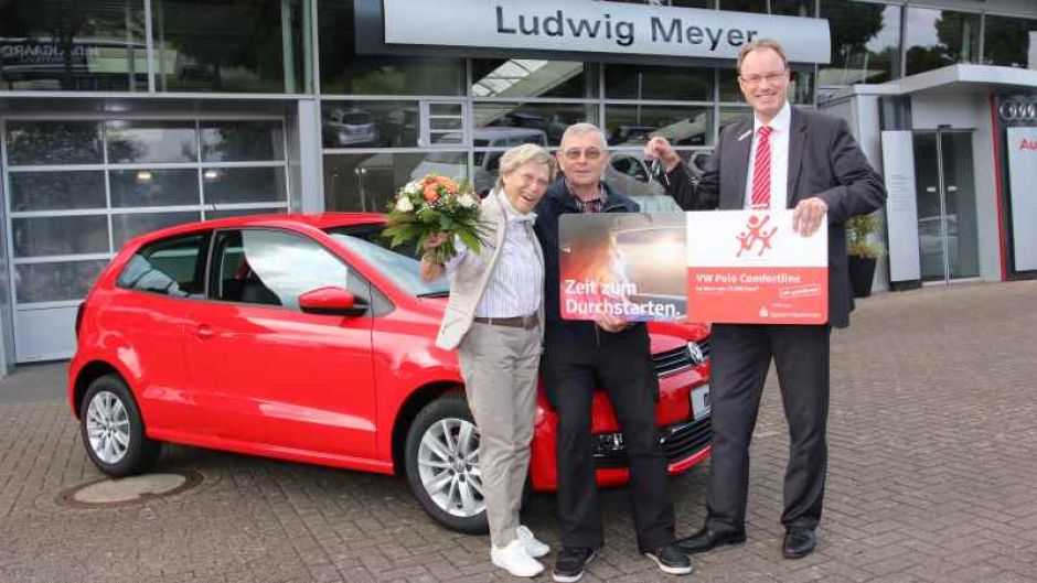 Ursula und Willi Junge haben bei der Lotterie "Sparen+Gewinnen" der Sparkasse Harburg-Buxtehude das große Los gezogen | Foto: ein