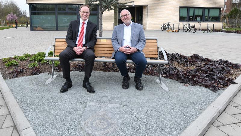 Jochen Lindemann (links, Sparkasse Harburg-Buxtehude) und Bürgermeister Wolf-Egbert Rosenzweig freuen sich über die „Hochzeitsbank“. | Foto: ein