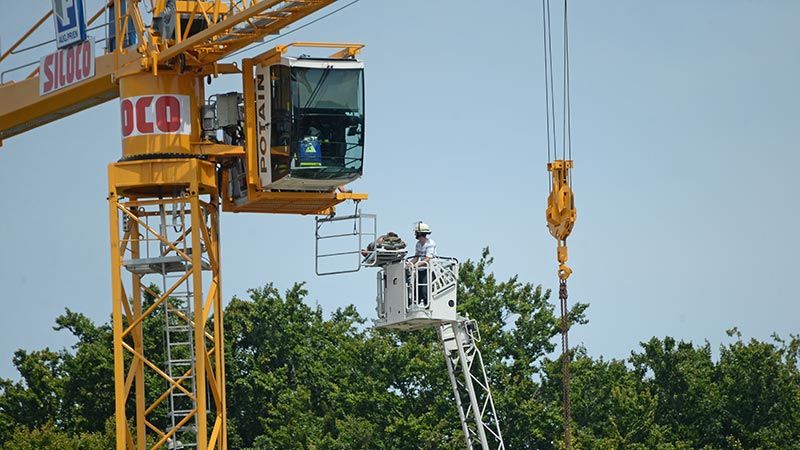 Aus 30 Meter Höhe musste in Fleestedt ein Krankführer aus seiner Gondel von der Feuerwehr gerettet werden, der aufgrund der extremen Hitze zusammengebrochen war. | Foto: André Lenthe Fotografie