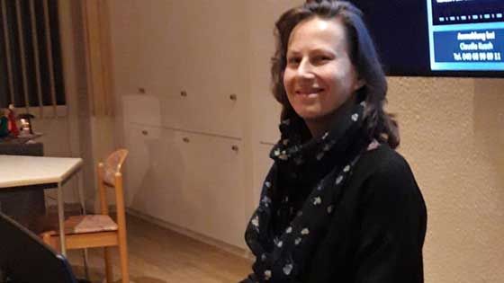 Claudia Kusch, Kantorin der Ev.-luth. Lutherkirchengemeinde Neu Wulmstorf, lädt zur Chorprobe ein. | Foto: W. Hochfeld.
