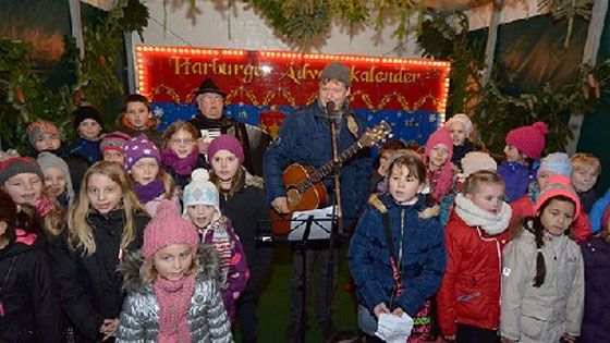 „Harburg singt“ – Gemeinsames Singen am Sonntag auf dem Weihnachtsmarkt | Foto: Niels Kreller