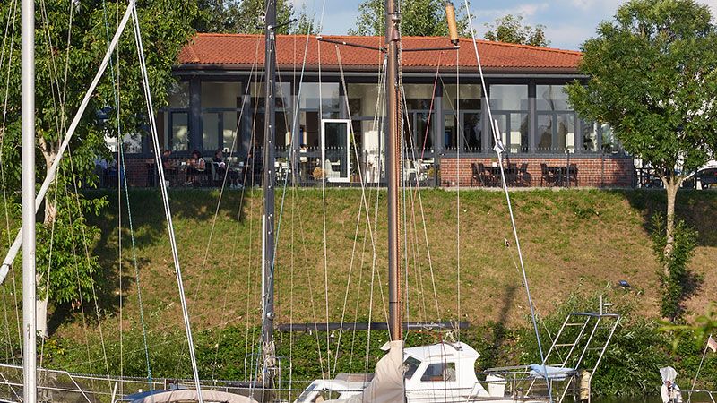 Im Restaurant Yachtblick in Finkenwerder kann man mal die Seele baumeln lassen und den Ausblick genießen.