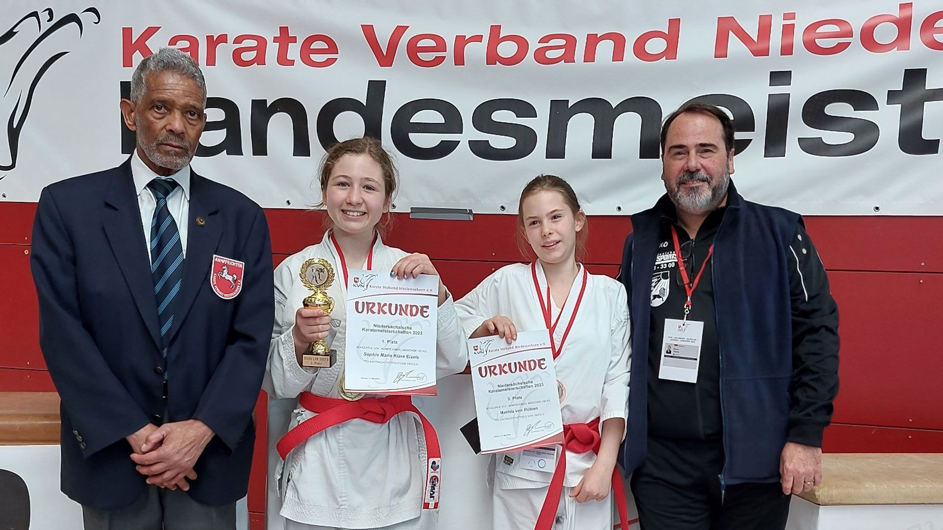 Sensei Domingos Sousa (von links, Meister, 7. Dan), Sophie Maria Klara Eisele, Matilda von Rützen, Bruno Pereira (Coach, 1. Dan) vom TSV Eintracht Hittfeld. | Foto: ein
