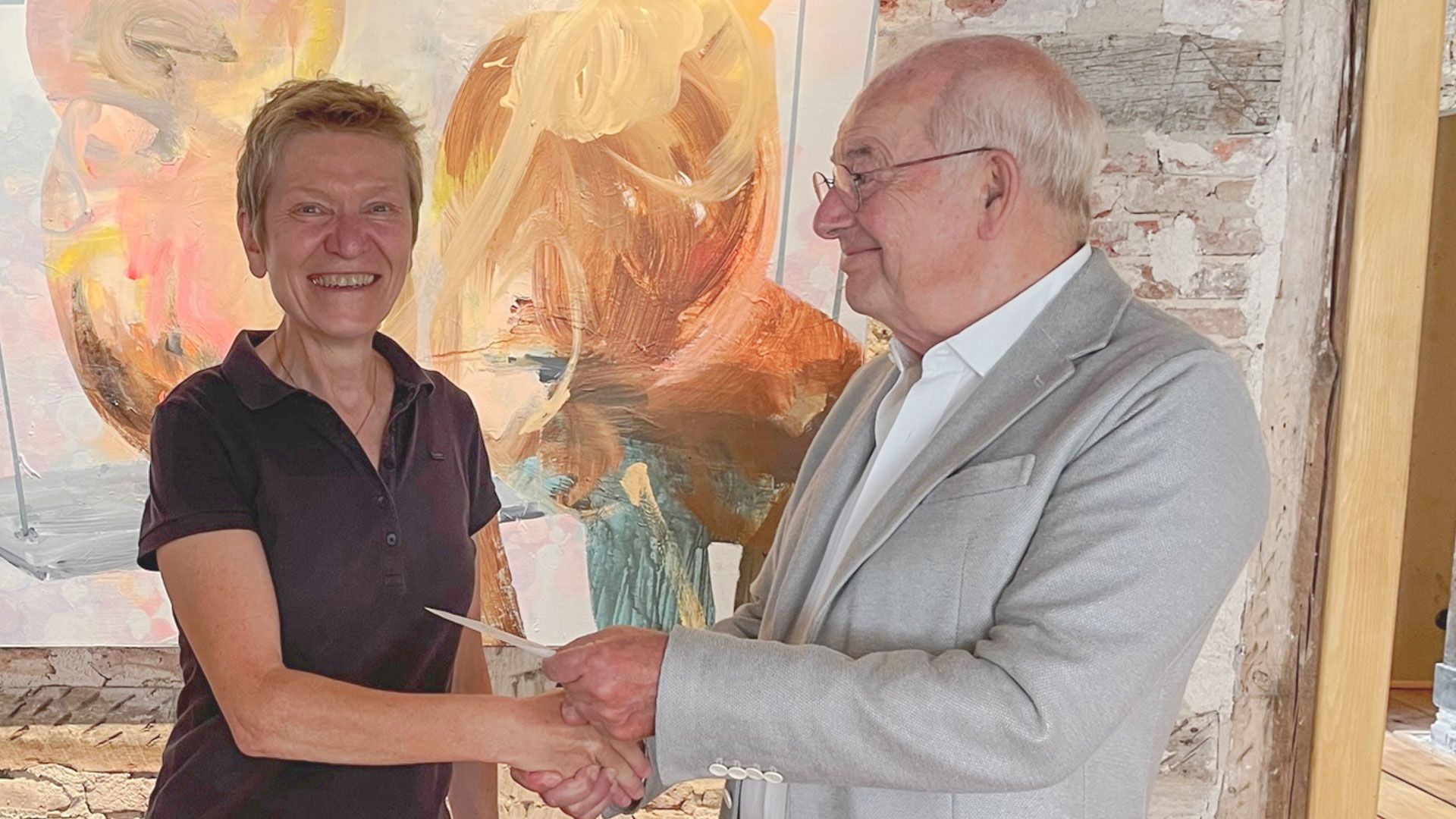 Arne Weber mit Dr. Simone Thiede (DRK Harburg) bei der Scheckübergabe im „Bornemannschen Haus“. | Foto: DRK Hamburg-Harburg