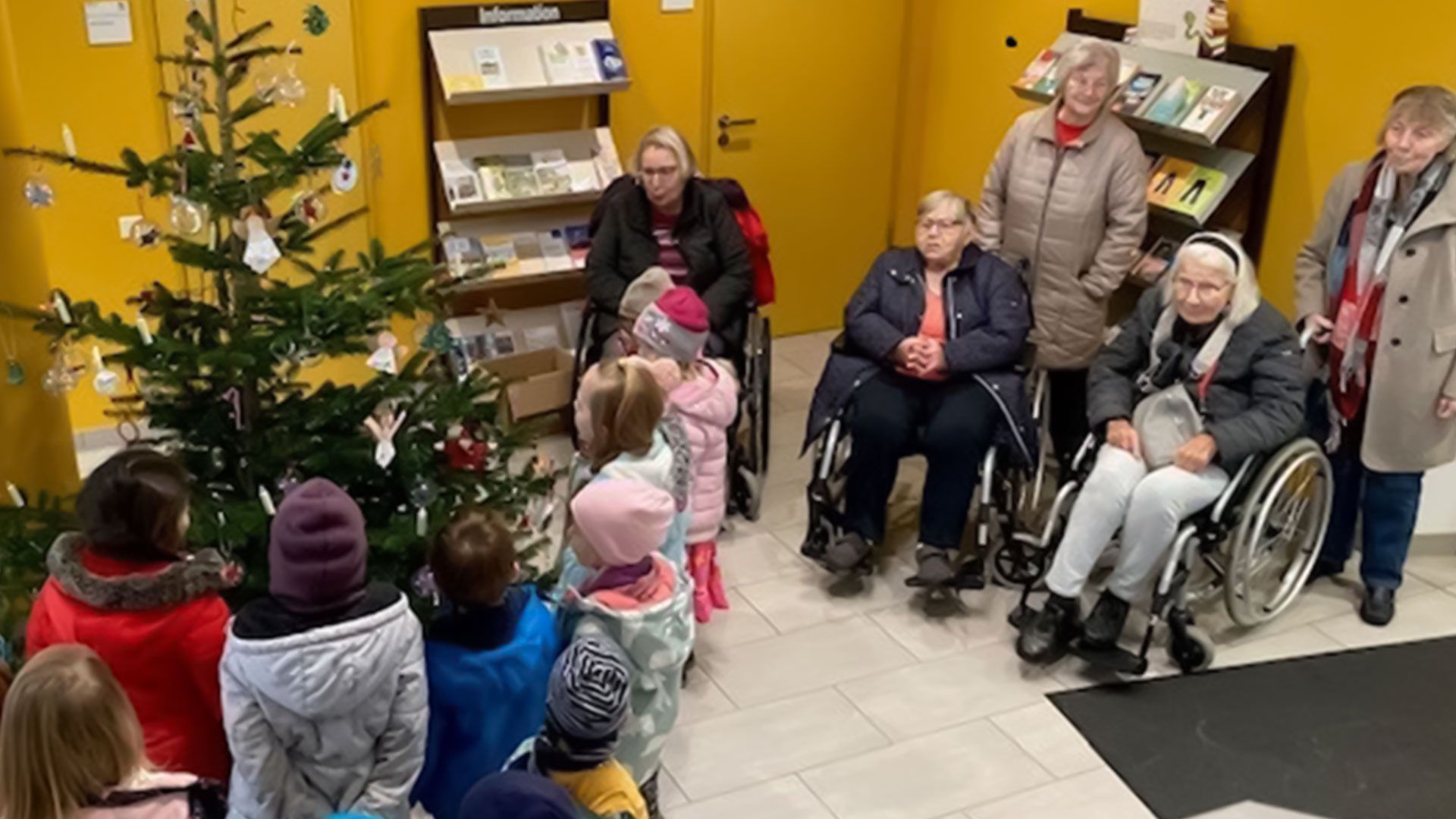 Das Schmücken der Weihnachtsbäume im Rathaus der Gemeinde in Nenndorf übernimmt jedes Jahr einer der ortsansässigen Kindergärten. | Foto: ein