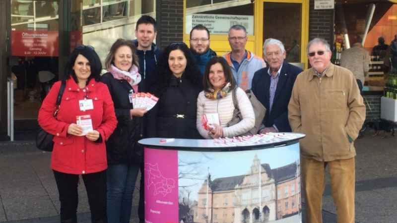 Am Info-Stand des SPD-Distrikts Neugraben-Fischbek: Eftichia Olowson-Saviolaki (von links), Katharina Gajewski, Meik Brand, Pinar Esir, Frank Beranek, Renata o´Connell,Holger Böhm, Werner Weinrich (Besucher) und Heinz Beeken. | Foto: ein