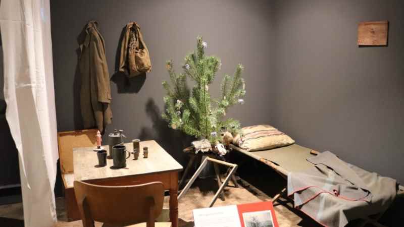 Weihnachten in der Notunterkunft in der Ausstellung Zwischen Trümmern und Träumen. | Foto: ein