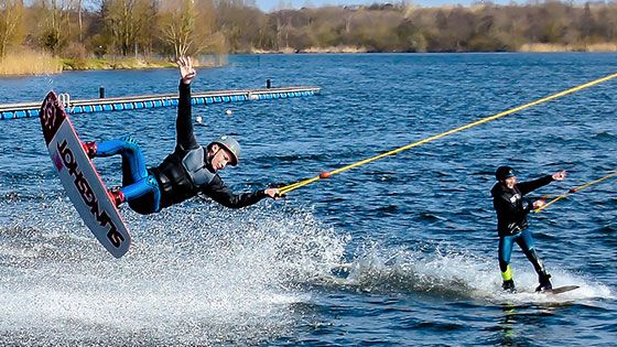 Nach dem verschobenen Saisonstart durch die Corona-Pandemie geht es jetzt an der Wasserski- und Wakeboardanlage los. Foto: Niels Kreller