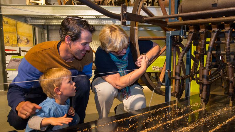 : Im „Agrarium“, der Ausstellungswelt über Landwirtschaft und Ernährung am Kiekeberg kommen kleine und große Traktorenfreunde bei 30 historischen Schleppern und sechs Dampfmaschinen ins Schwärmen. | Foto: FLMK