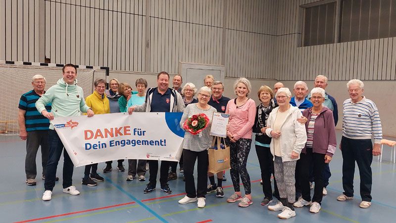 Sebastian Lühr (Vereinsvertreter im KSB-Vorstand), Heike Pape (Vereinsheldin MTV Ramelsloh) Andy Schünemann (Erster Vorsitzender MTV Ramelsloh) mit Teilnehmer*innen der Gruppe „Sport für sie und ihn“. | Foto: KSB