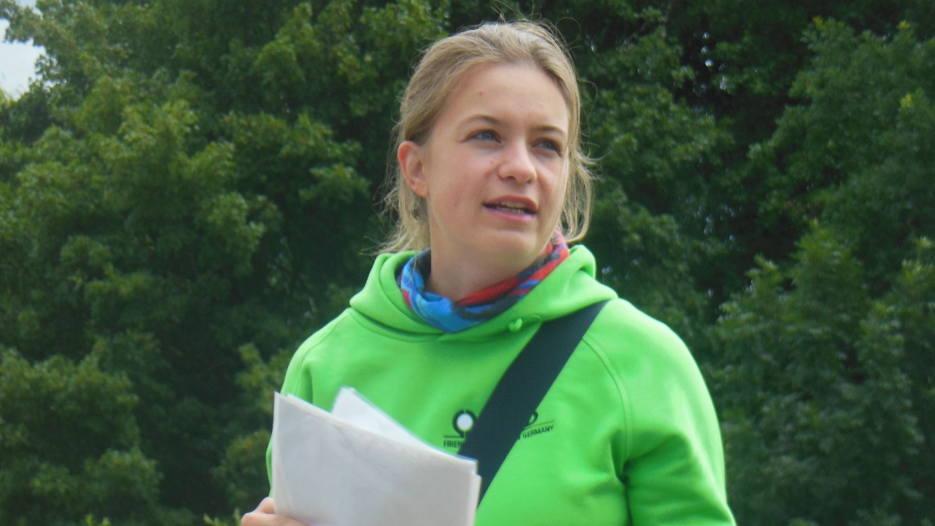 Die Referentin und Wanderführerin Linda Kahl und die Heimfelderin Helga Weise von den Wanderfreunden Hamburg führen durch die Sehenswürdigkeiten von Wilhelmsburg. | Foto: Helga Weise