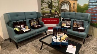 Die Ausstellung „Packen für die Ewigkeit" des Hospizvereins zeigt 38 Koffer für die Ewigkeit. Foto: ein