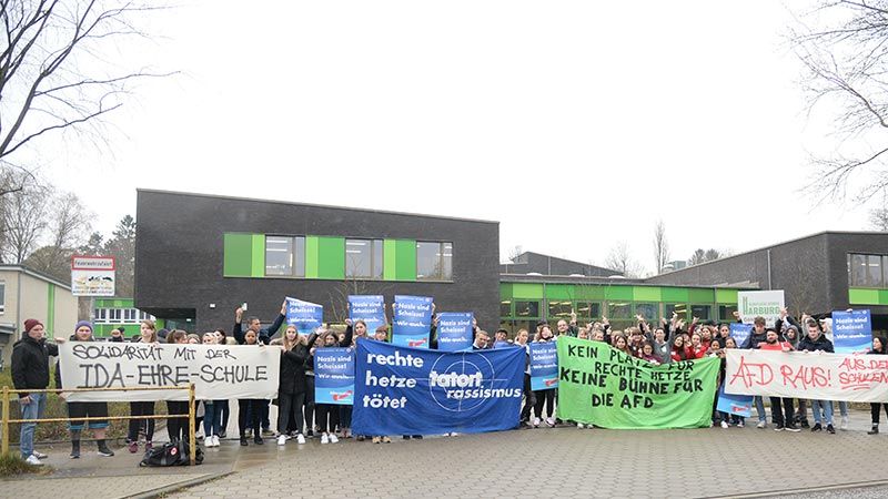 Rund 70 Schülerinnen und Schüler demonstrierten am Mittwoch gegen die Beteiligung der AfD an einer Informationsveranstaltung zur Europawahl in der berufsschule Göhlbachtal. | Foto: News4HH/Lenthe
