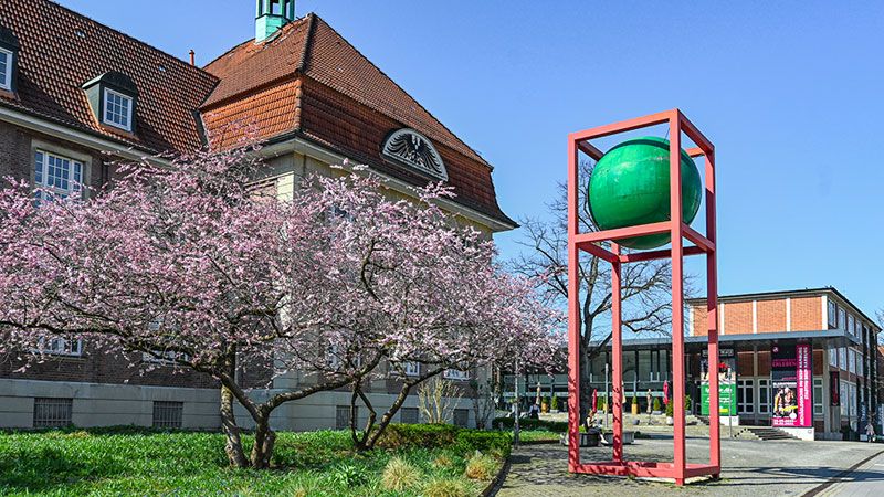 Pünktlich zum Osterfest stehen die beiden Kirschbäume vor dem ehemaligen Harburger Standesamt in voller Blütenpracht. | Foto: Dieter Dachs
