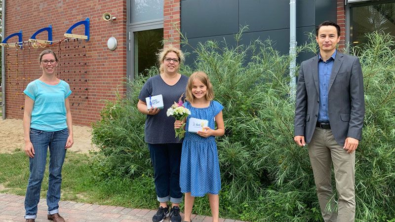 Wiebke Erdtmann (links) und Tim Beckmann (rechts) übergaben Helena Frey und Ihrer Klassenlehrerin Frau Piotrowski die Preise des Plattdeutschen Lesewettbewerbs. | Foto: Sparkasse