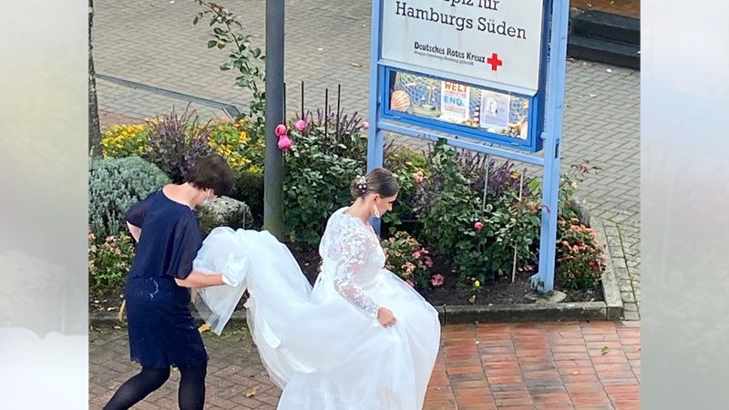 Ja-Wort im Hospiz: Sabrina und ihre Mutter auf dem Weg zur Trauung. Bräutigam Marco und der Brautvater warteten im „Raum der Stille“ | Foto: privat