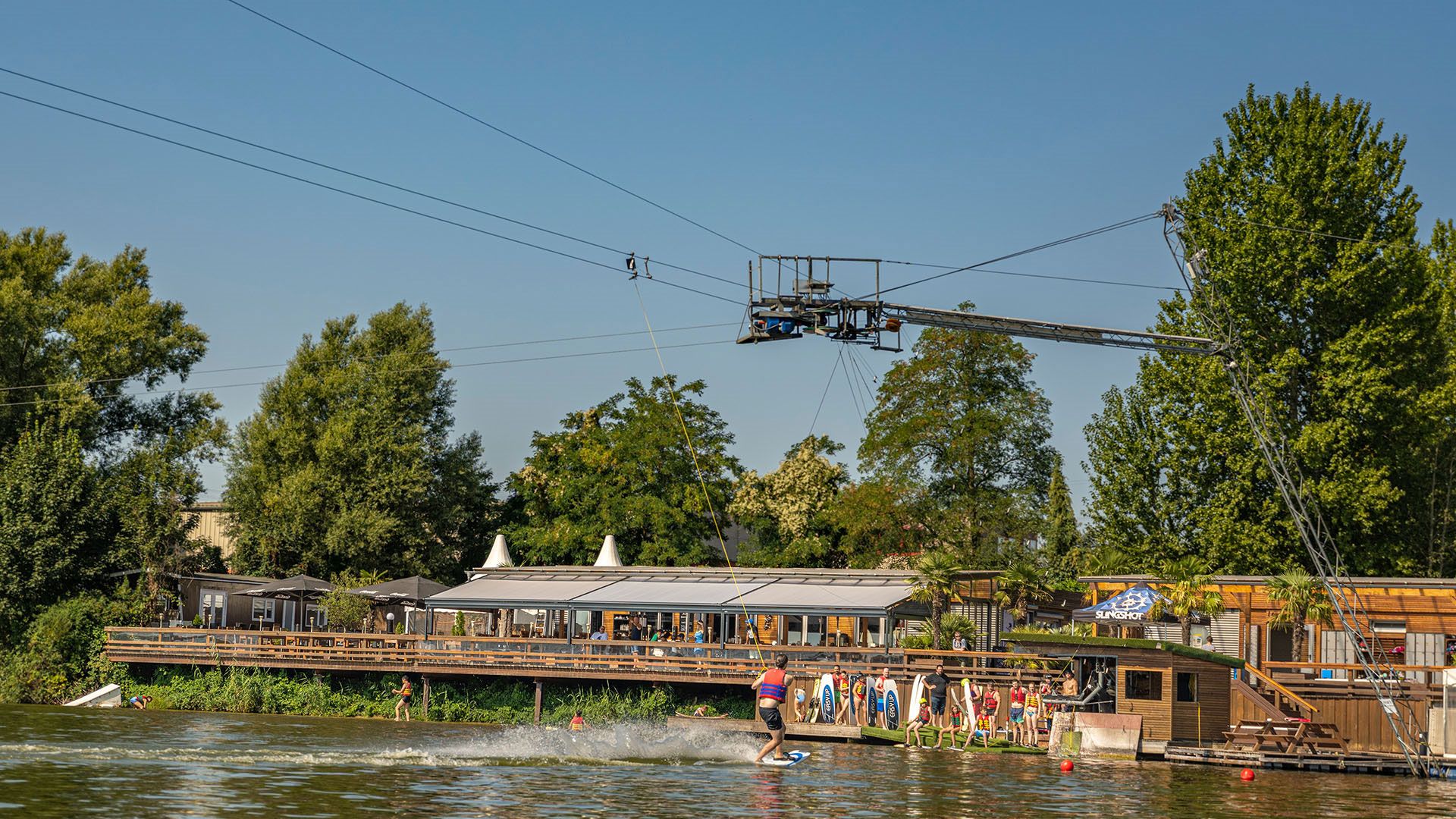 Im Restaurant Eisvogel am Neuländer See an der Wakeboard- & Wasserskianlage startet endlich wieder die Saison.