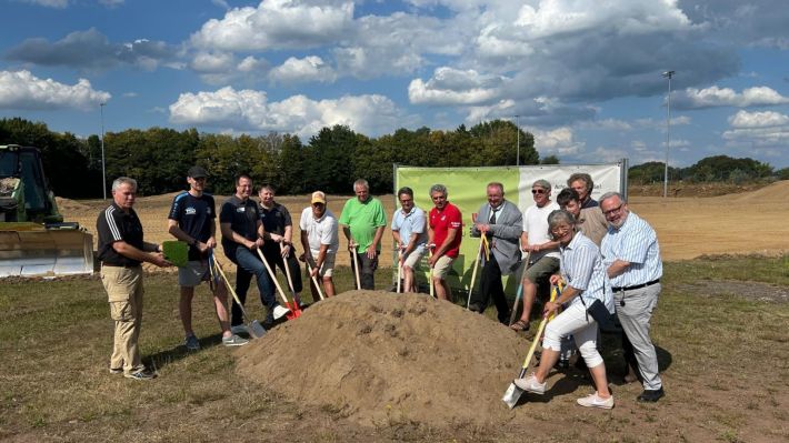 Mit dem Spatenstich ist der erste große Meilenstein erreicht. Wenn alles nach Plan läuft, soll Anfang November der Ball erstmals über den neuen Kunstrasen rollen – auf einem Platz, der den Fußball im Rosengarten für viele Jahre prägen und den zahlreichen Kindern, Jugendlichen und Erwachsenen im Verein ganz neue Möglichkeiten eröffnen wird. Foto: ein