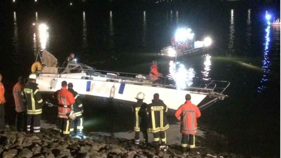 Kräfte von mehreren Feuerwehren waren bei der Bootshavarie bei Fliegenberg im Einsatz. Sie sicherten das verunglückte Segelboot. | Foto: ein