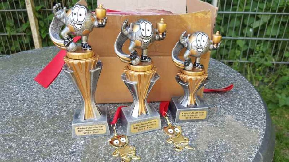 Der Pokal für Platz 1 ging an die Kita Villa Kunterbunt. | Foto: ein