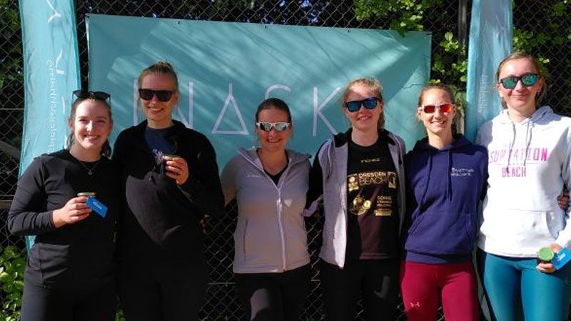 Das Siegerduo Bollnow/Nowag (Mitte) mit dem zweitplatzierten Duo Eggers/Gläser (links) sowie den Drittplatzierten Ewert/Kägeler (beach me e.V./GW Eimsbüttel). | Foto: VTH