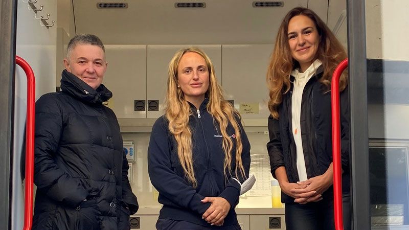 Dolmetscherin Oksana Frommholz (v. l.), DRK-Notfallsanitäterin Susanne Tetaj und Dr. Inna Yarmak vom Medibus-Team. | Foto: DRK Harburg