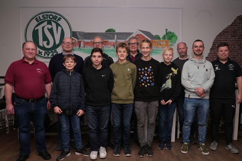 Die neuen Schiedsrichter im NFV Kreis Harburg zusammen mit dem Bezirks-Schiedsrichter-Obmann Jürgen Bockelmann (links) sowie dem Kreis-Schiedsrichter-Lehrwart Alexander Schulz (rechts). | Foto: Olaf Lahse