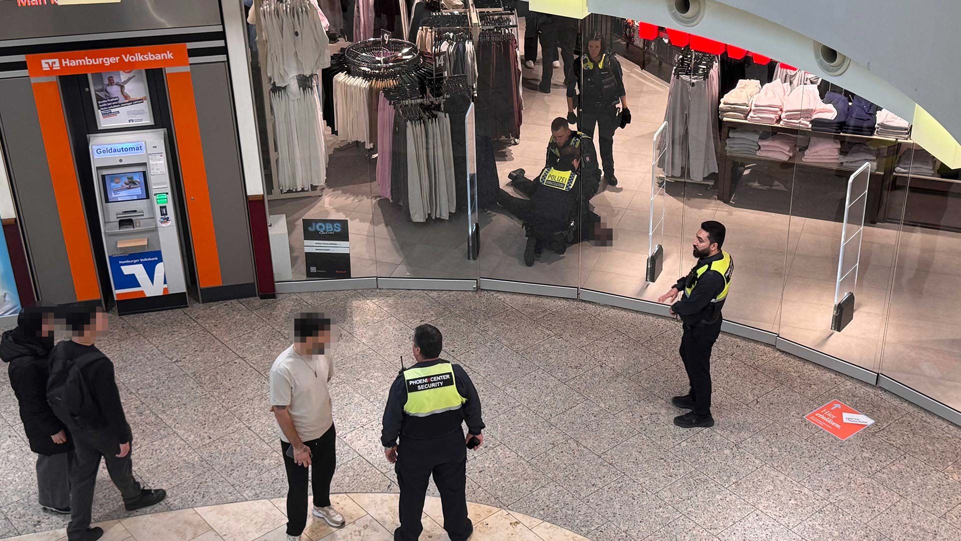 Die Polizei musste den Begleiter einer der beiden Kontrahentinnen zu Boden bringen. Foto: Lenthe-Medien/Reimer