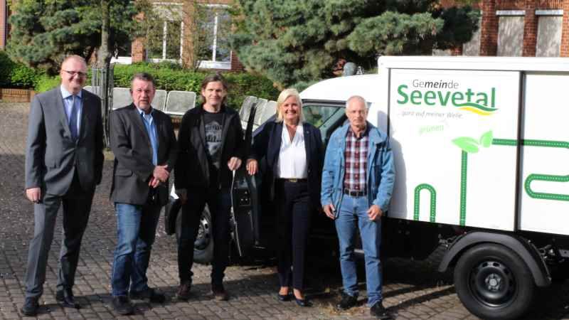 Seevetals Bürgermeisterin Martina Oertzen zeigte sich gemeinsam mit Hauptamtsleiter Mike Wille (von links), Erich Schwentke und den beiden Hausmeisterkollegen Michael Kühling und Jürgen Albers begeistert über das neue E-Fahrzeug. | Foto: ein