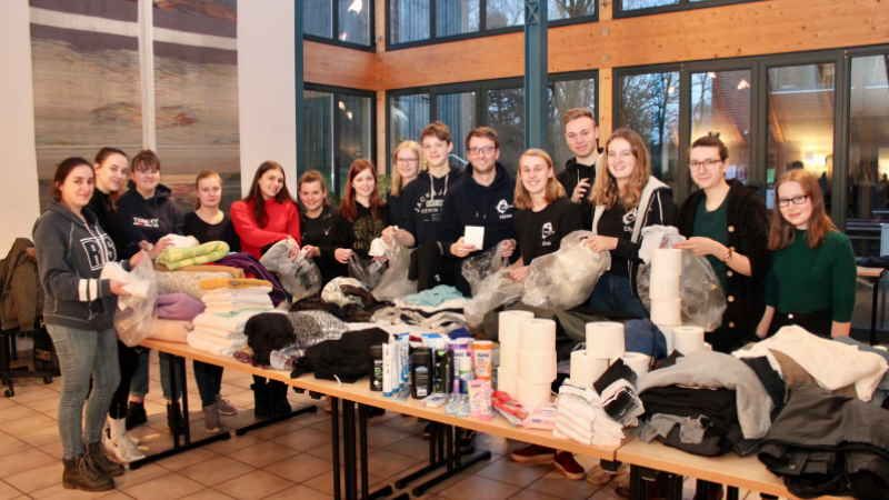ugendliche der Ev. Jugend Neu Wulmstorf-Elstorf packen Tüten für Obdachlose im Elstorfer Gemeindehaus. (10. von links Diakon Niklas Nadolny, 11. von links Alina Menne). | Foto: ein