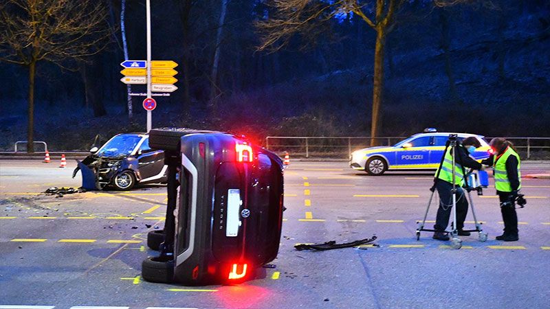 Die Fahrer des VW T-Roc und des Smart wurden schwer verletzt ins Krankanhaus gebracht. | Foto: HamburgNews