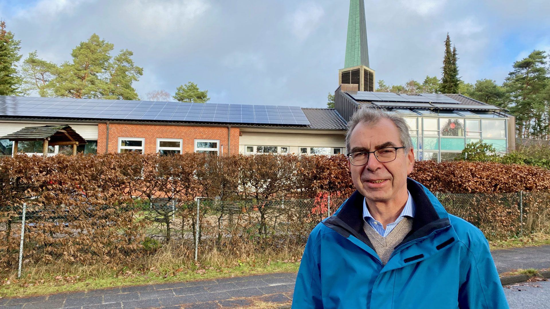 Josef Lange, Kirchenvorstandsvorsitzender der Ev.-luth. Johannis-Kirchengemeinde Buchholz, vor dem Gemeindehaus mit neuer PV-Anlage. | Foto: C. Wöhling