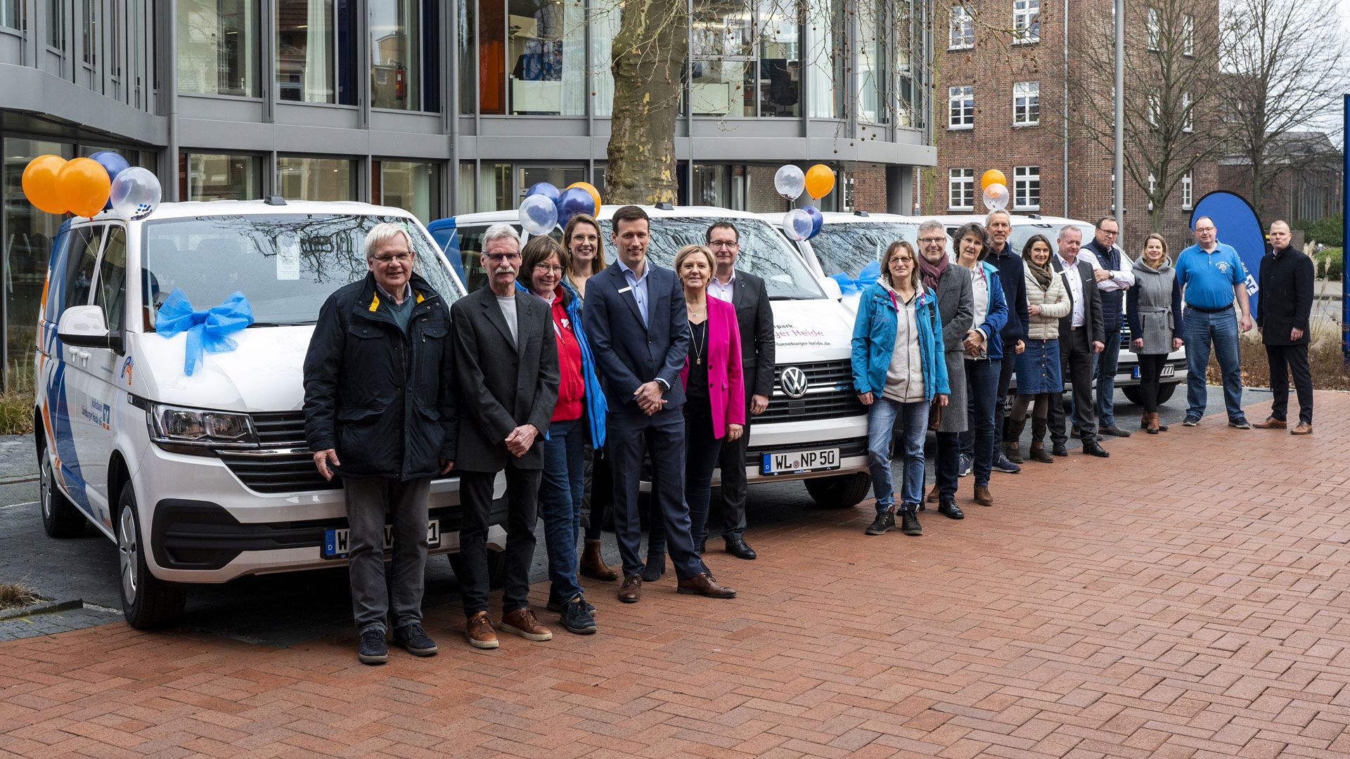 Elke Baunack (Sechste von links) mit den Volksbank-Regionalleitern und Vereinsverantwortlichen bei der  Übergabe der vier VW T6 am Volksbankhaus 2.0 in Winsen. | Foto: Volksbank