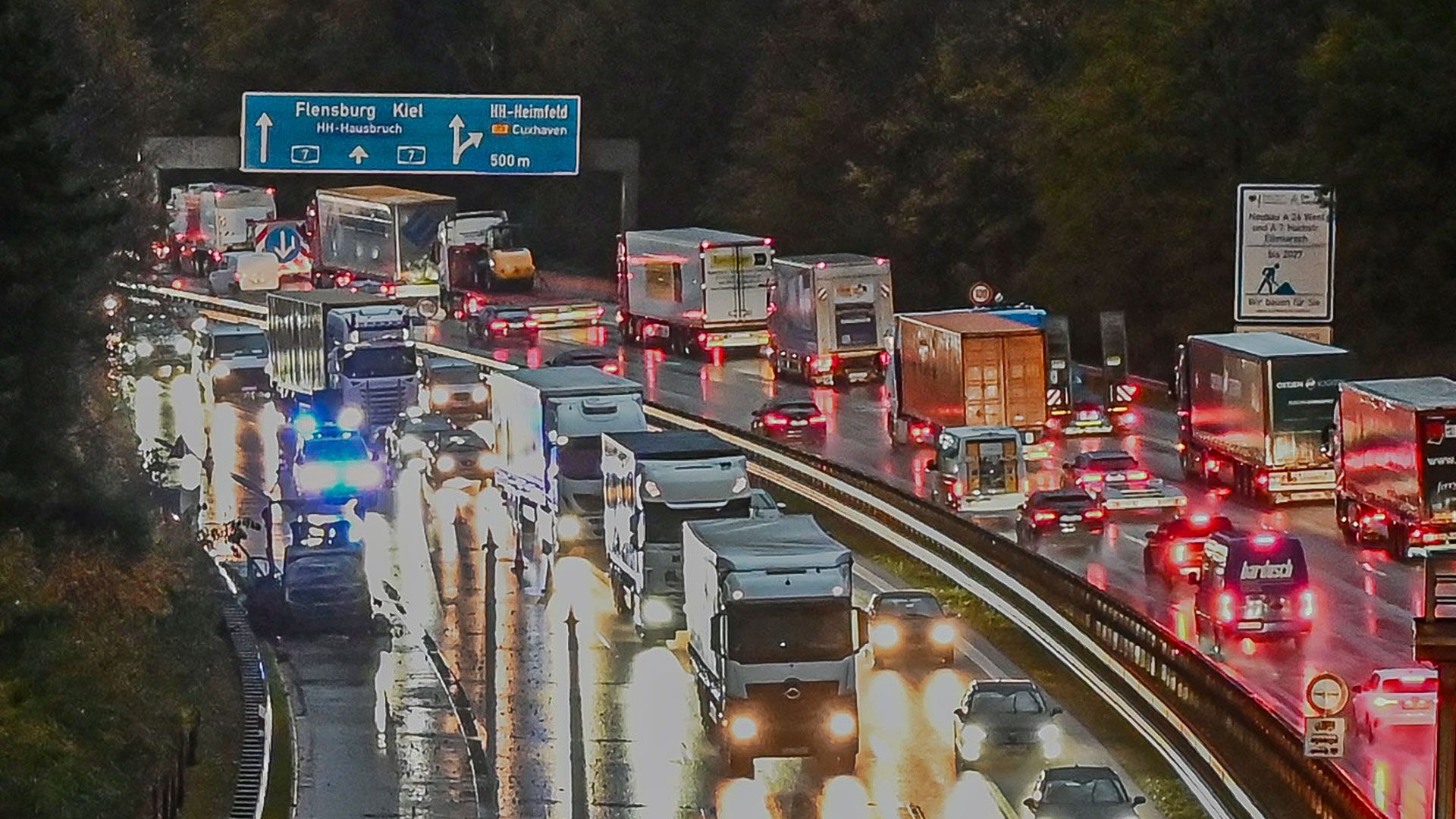 Ein brennender Kleintransporter sorgte am Dienstag in der Früh für Verkehrschaos auf der A7. | Foto: HamburgNews