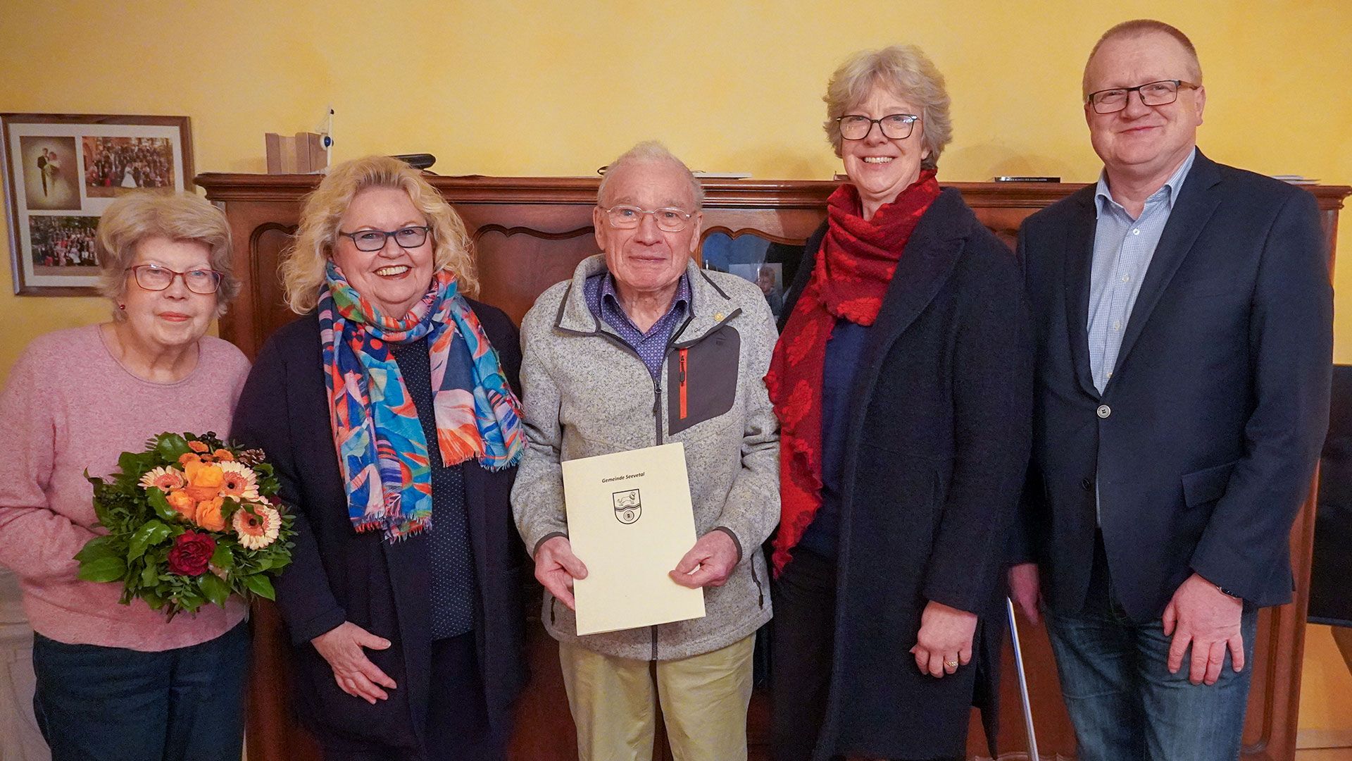Helmut Schiemann (Bildmitte) beim Überraschungsbesuch mit Elisabeth Lenke (von links), Maschens Ortsbürgermeisterin Angelika Tumuschat-Bruhn, Seevetals Bürgermeisterin Emily Weede und ihrem Allgemeinen Vertreter Mike Wille. | Foto: Gemeinde Seevetal