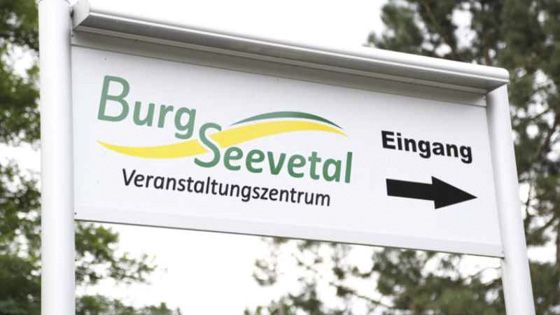 Die Burg Seevetal lädt zum gemütlichen Bummel über den Nachtflohmarkt. | Foto: ein