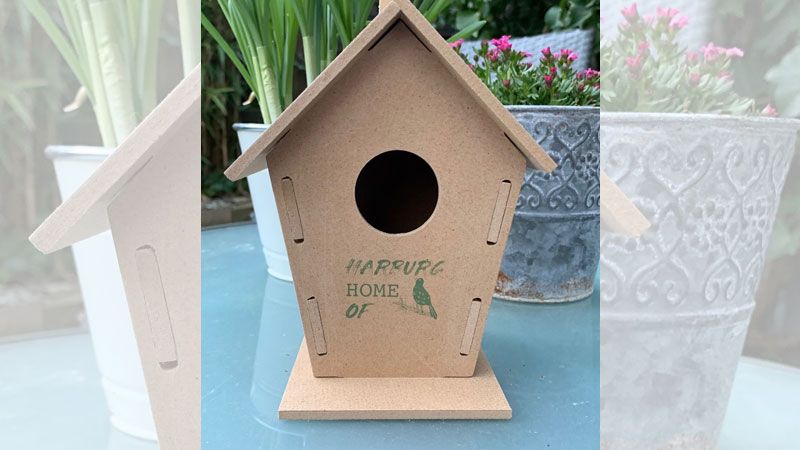 Das "Harburg Home of..."-Nistkästchen ist nicht nur ein schönes, sondern auch ein nützliches Frühlings- und Ostergeschenk. | Foto: ein